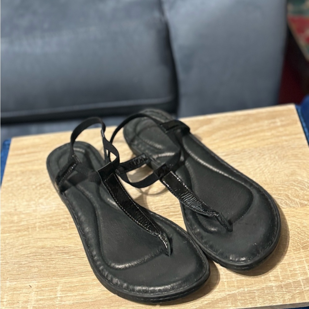 Born sandals